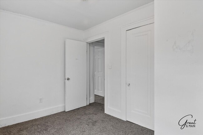 Building Photo - $1300 3 bedrooms