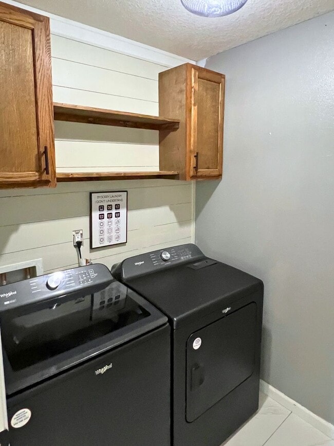 Building Photo - Stylish 4-Bedroom Home with Fenced Yard – Prime Location!