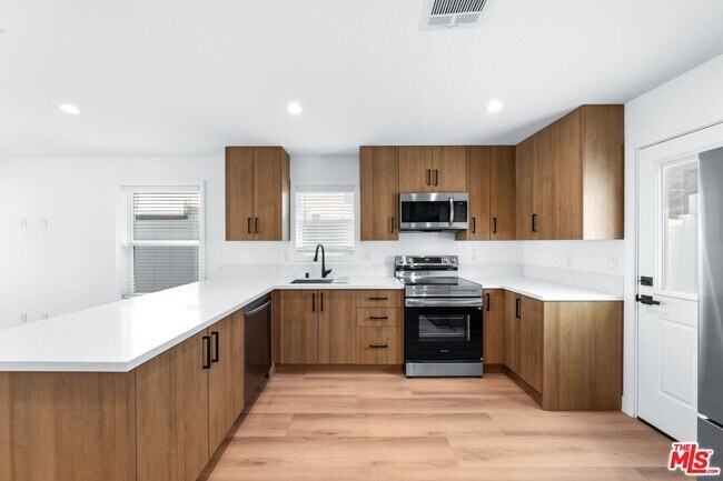 Building Photo - 1258 Mariposa St