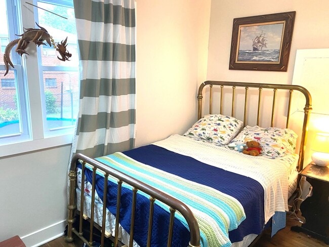 Building Photo - Beautifully remodeled 5 bed / 3 bath on pr...