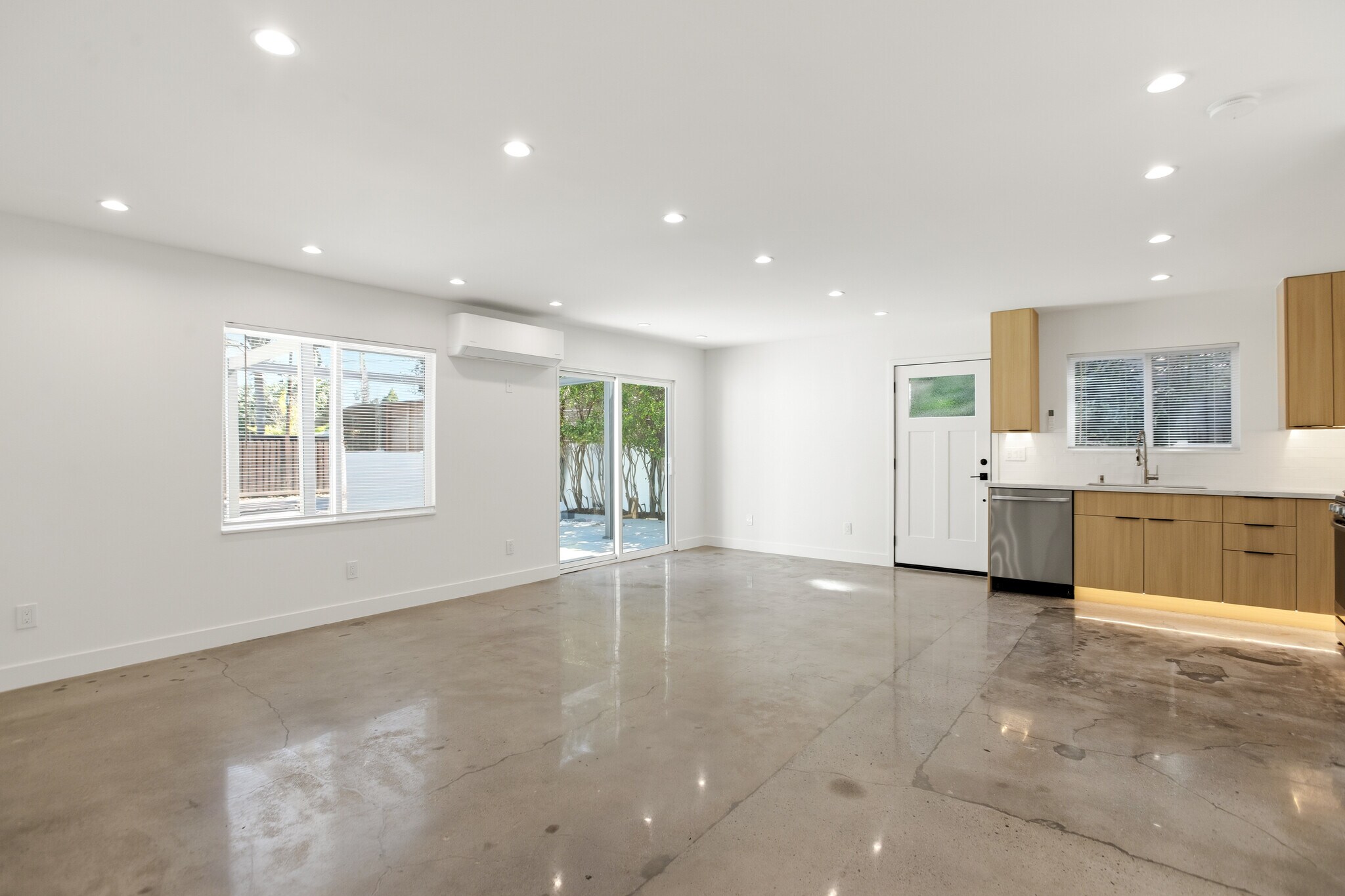 Dining area - 7314 Fallbrook Ave