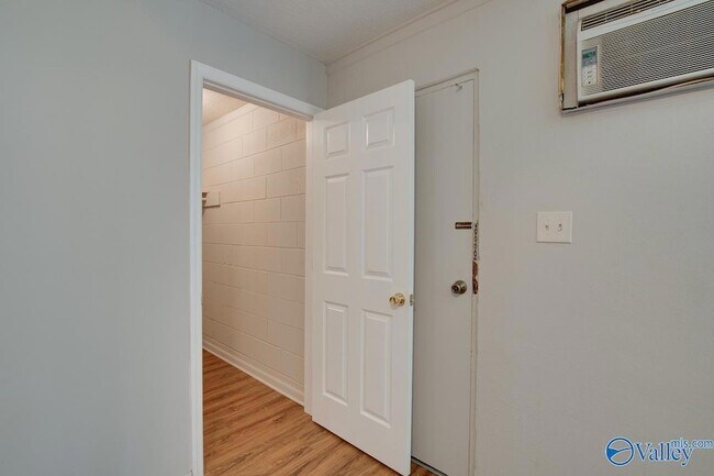 Building Photo - 1328 Oshaughnessy Ave NE