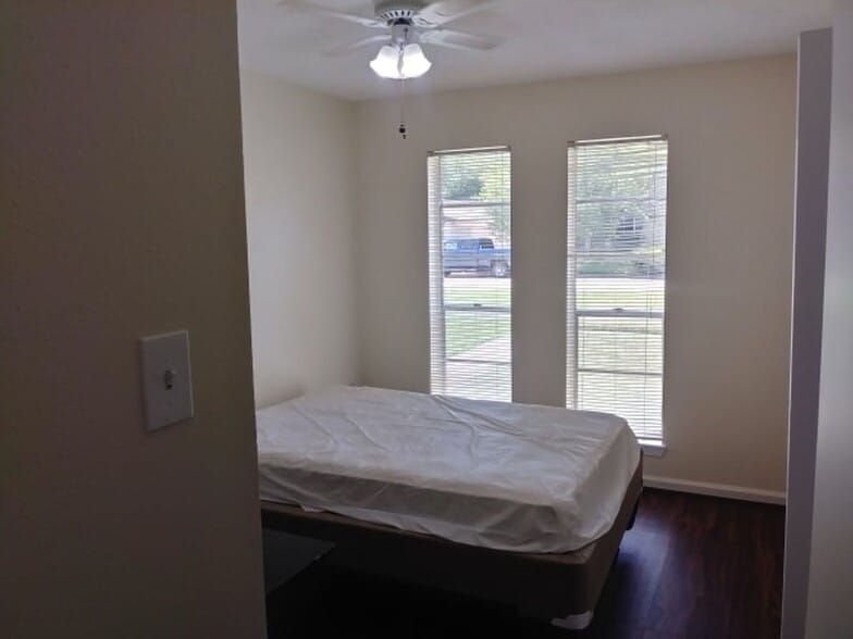 Building Photo - 2402 Union Mill Rd