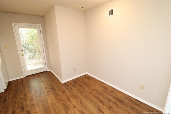 Building Photo - 3905 Lexington Dr