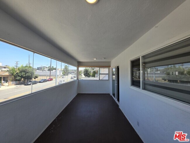Building Photo - 10734 Palms Blvd