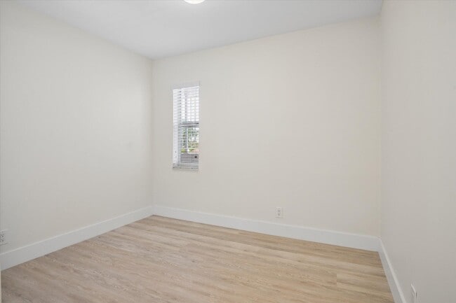 Building Photo - 511 Bayshore Dr