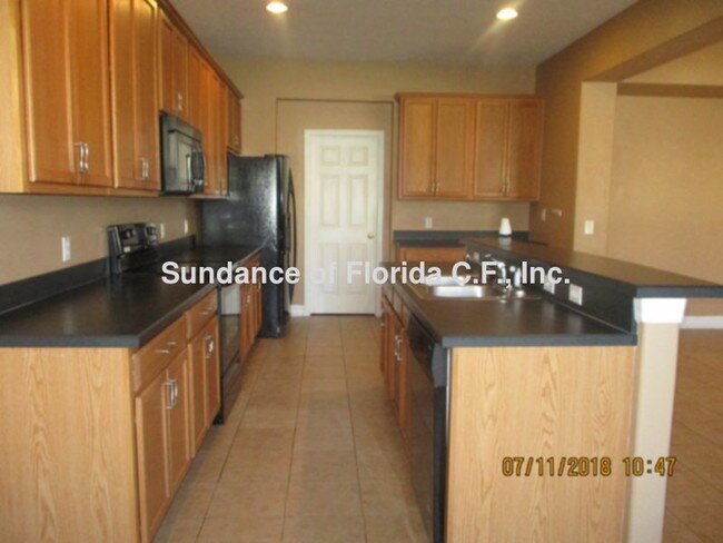 Building Photo - Large Family Home with Screened Pool