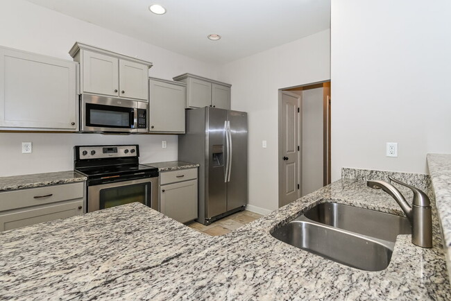 Building Photo - 2581 Woodcutter Dr