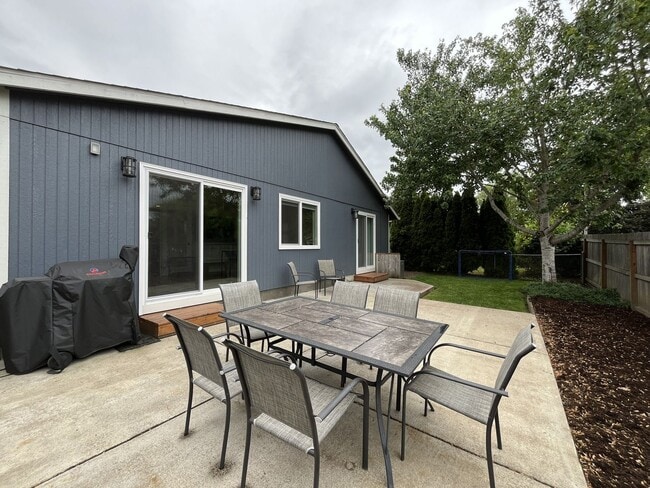 Building Photo - Charming Home Near Nike Campus with Vaulted Ceilings & Updated Kitchen