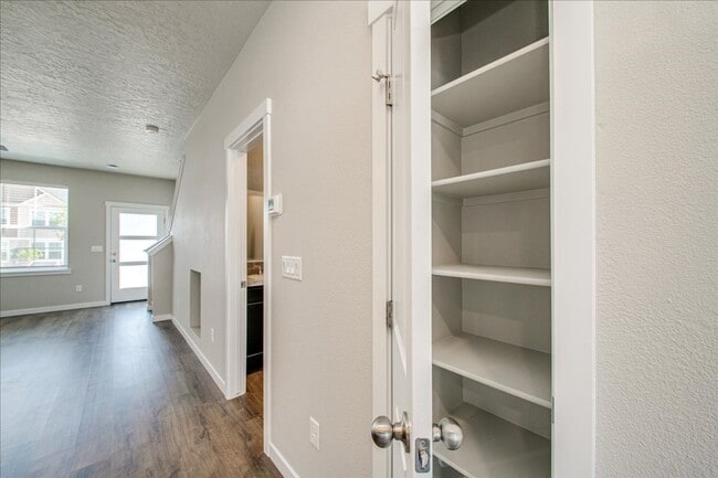 Building Photo - Cute Townhome in SW Boise