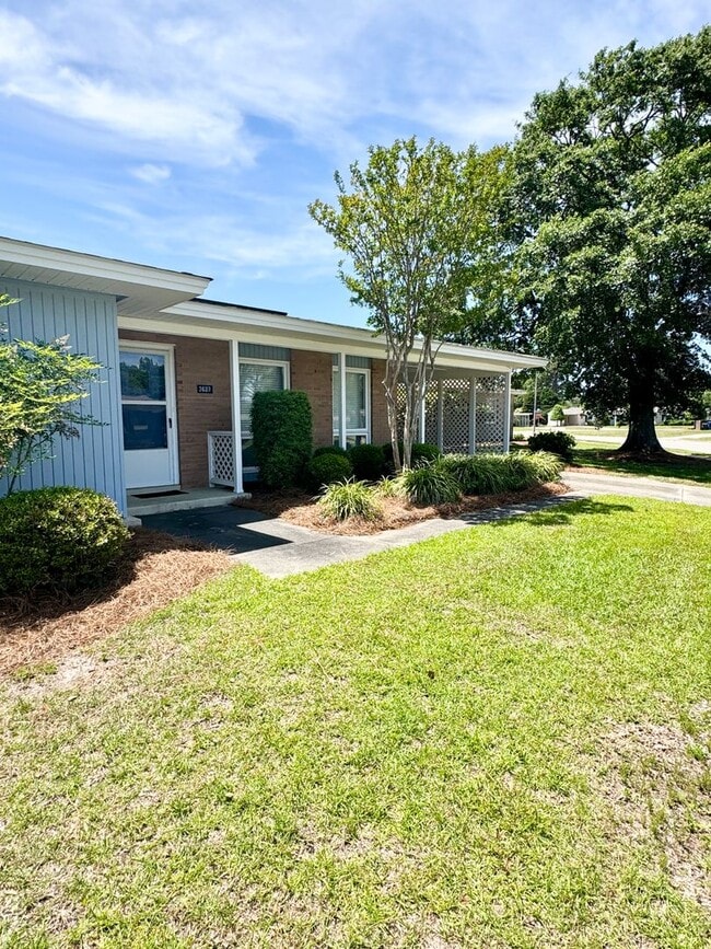 Building Photo - MOVE IN READY! SUPERB Home in Sea Gate - c...