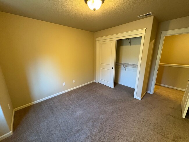 Building Photo - Beautiful 3 Bed/2.5 Bath Townhome in SE Be...