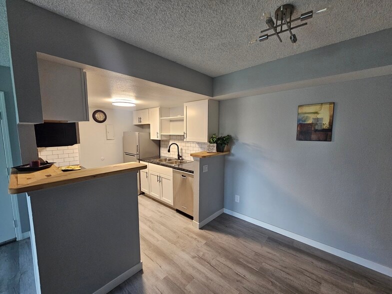 Building Photo - 8555 Fairmount Dr