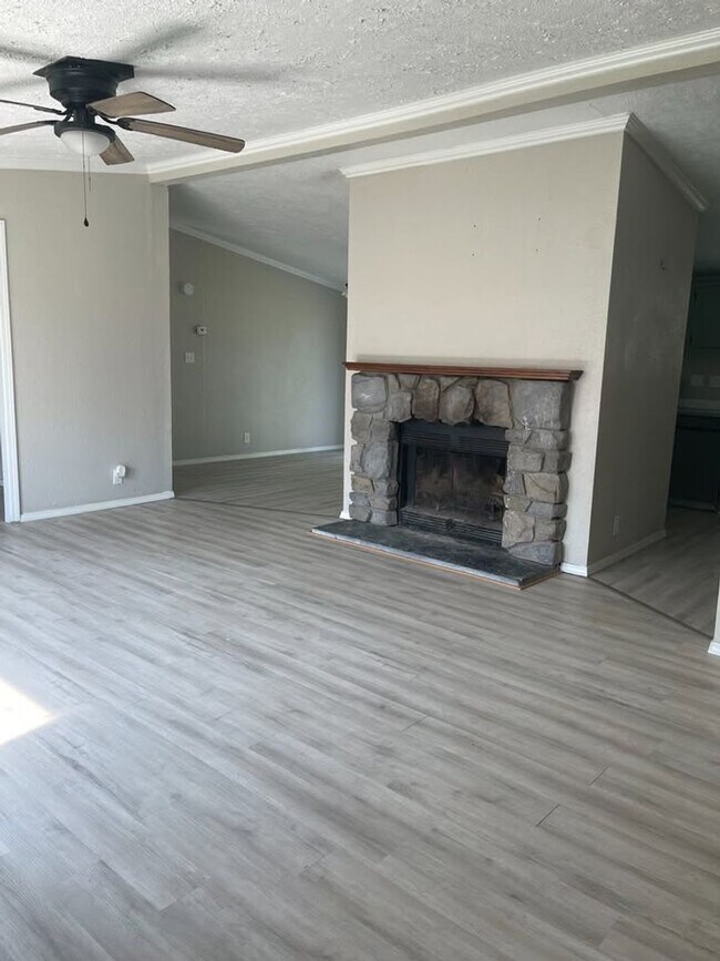 Building Photo - Remodeled Home - Exeter