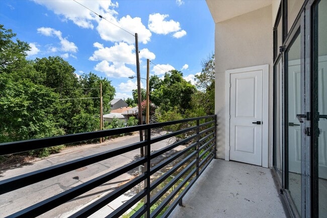 Building Photo - Spacious Townhouse in Dallas