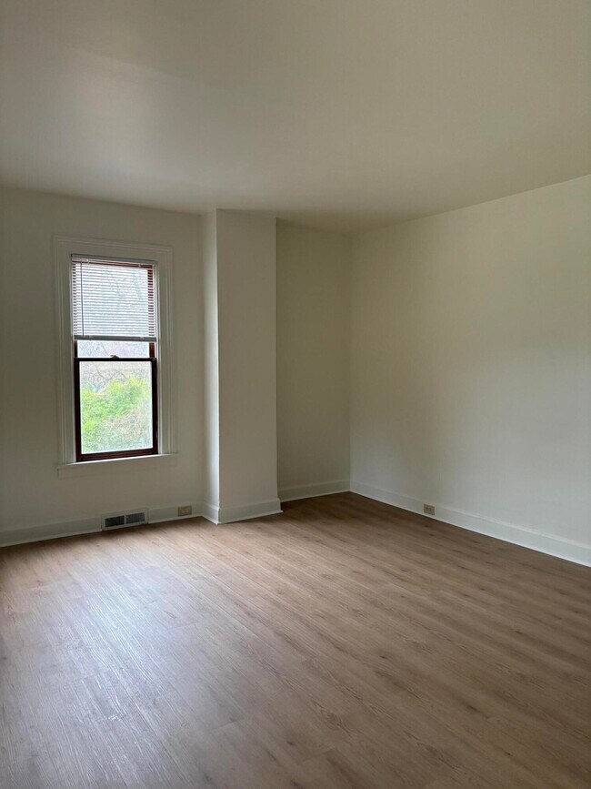 Building Photo - 201 Oak St