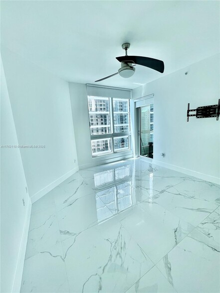 Building Photo - 300 S Biscayne Blvd