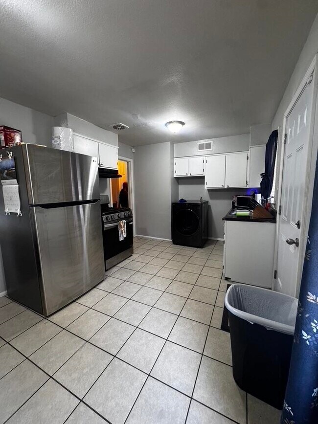 Building Photo - 3558 Kensett Dr