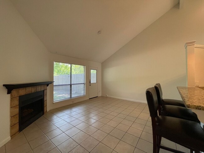 Building Photo - 210 E Denton Dr