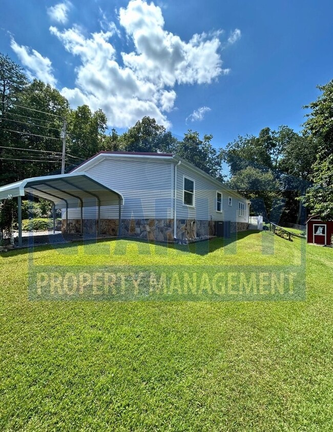 Building Photo - Three bedroom home w/ screened in porch!