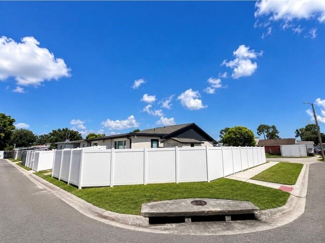 Building Photo - 8541 Briar Grove Cir