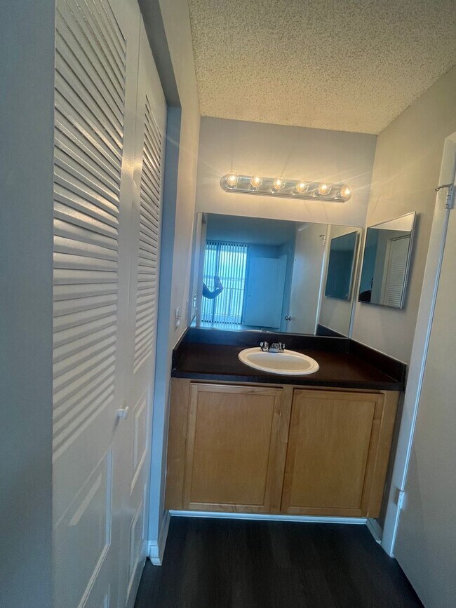 Building Photo - ONE BEDROOM ONE BATHROOM WITH LAKEVIEW!!!