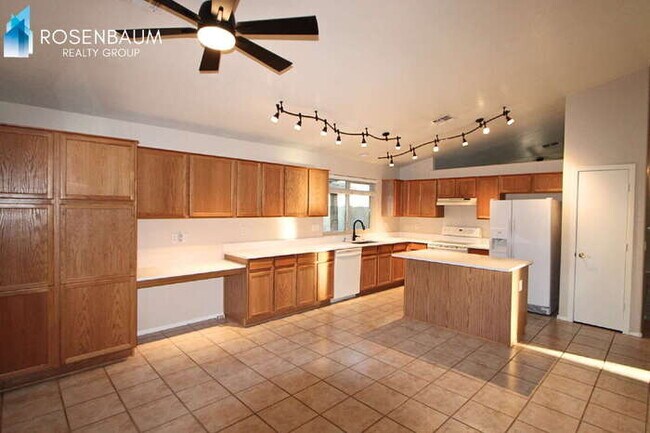 Building Photo - Gorgeous 4-bedrooms, 2-baths home with den in Peoria!