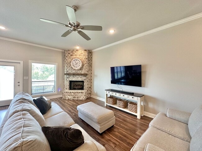 Building Photo - Available Now! Beautiful Home in Lindsey C...