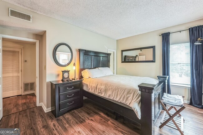 Building Photo - 502 Ivy Green Ln SE