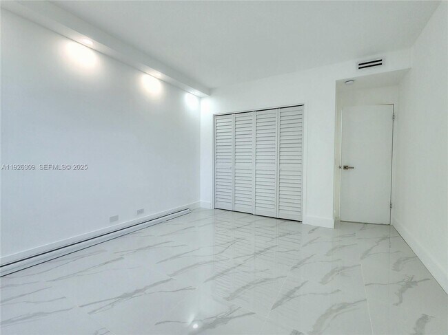 Building Photo - 3505 S Ocean Dr