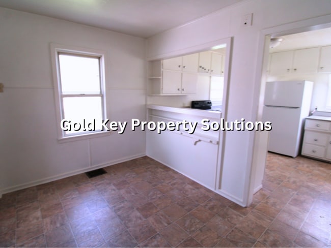 Building Photo - MEADOWBROOK AREA 2 BR 1 BA House with Central Air and Garage (SECTION 8 APPROVED)
