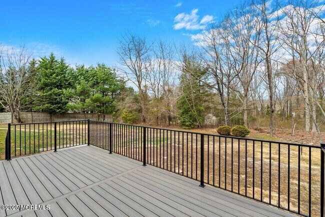 Building Photo - 527 Woodview Rd