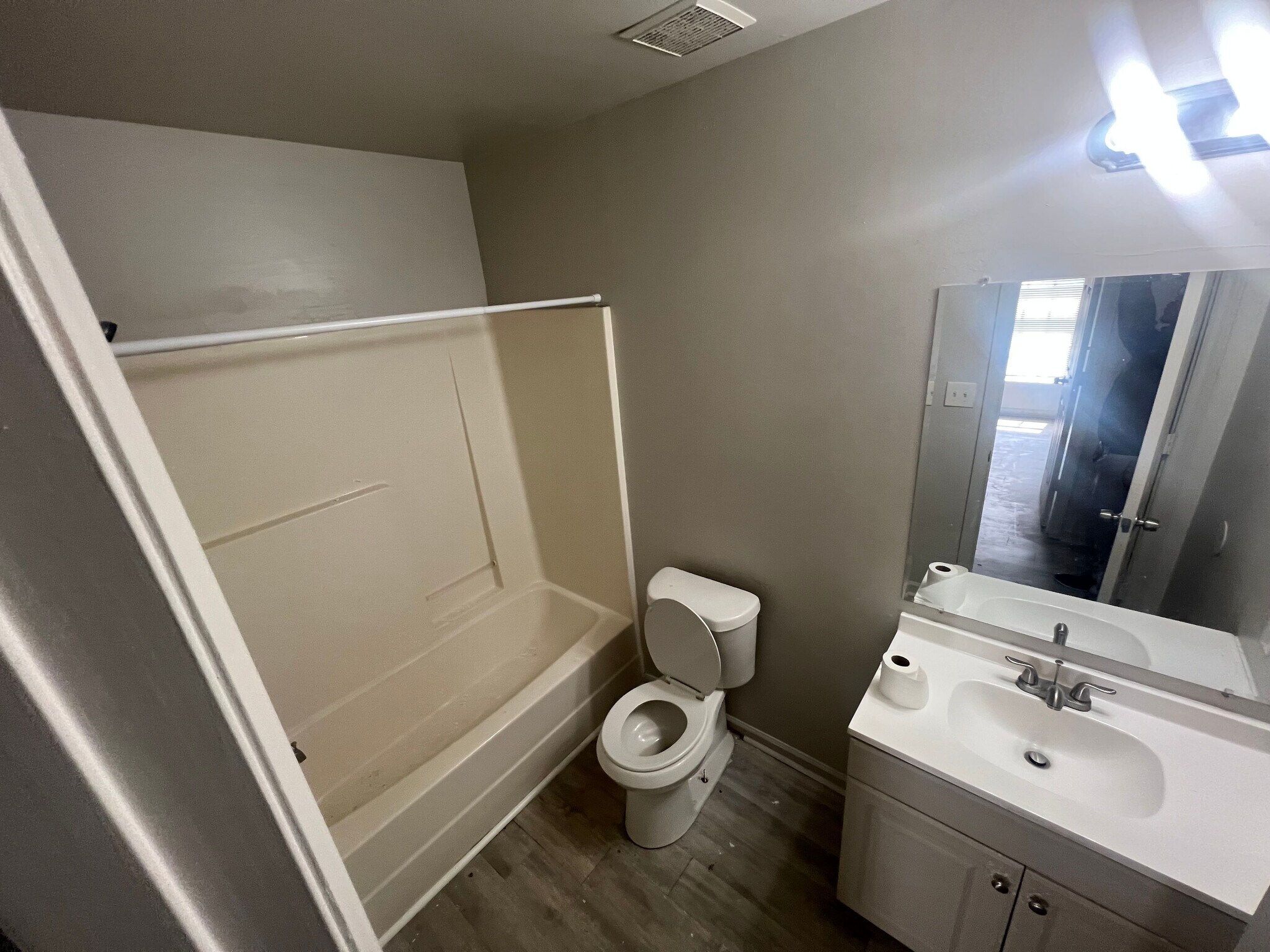 Building Photo - Room in Duplex on Beck St