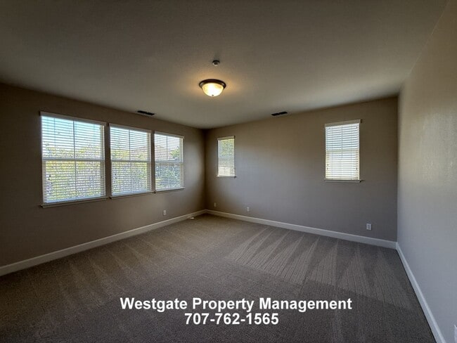 Building Photo - 1708 Southridge Dr