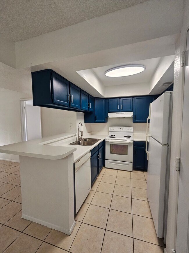 Building Photo - $500 Off First Month! 2 Bed 2 Bath Condo Near Dobson & University with In-Unit W/D
