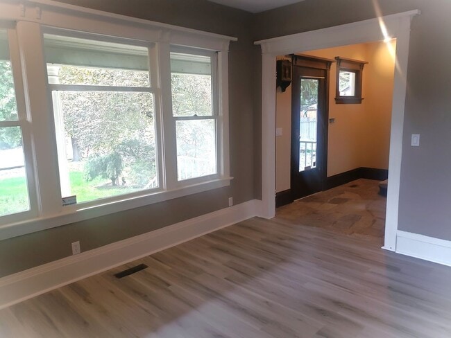 Building Photo - Large Unique House in Milwaukie with Big Fenced Yard