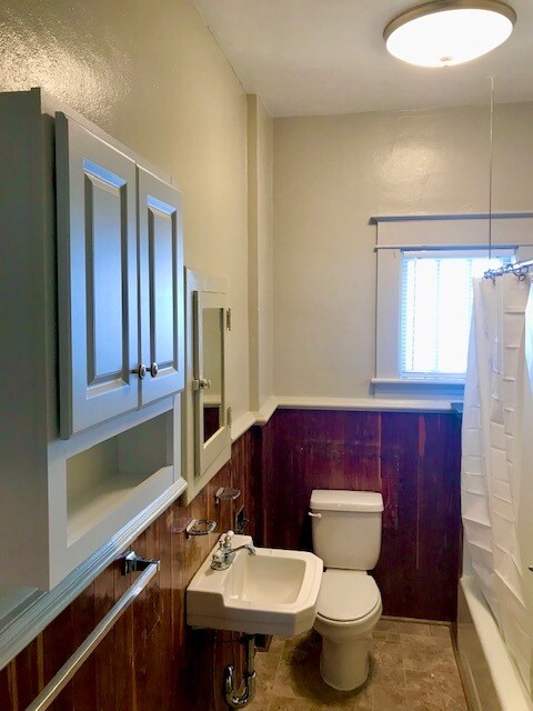 Building Photo - 306 Oakridge Blvd