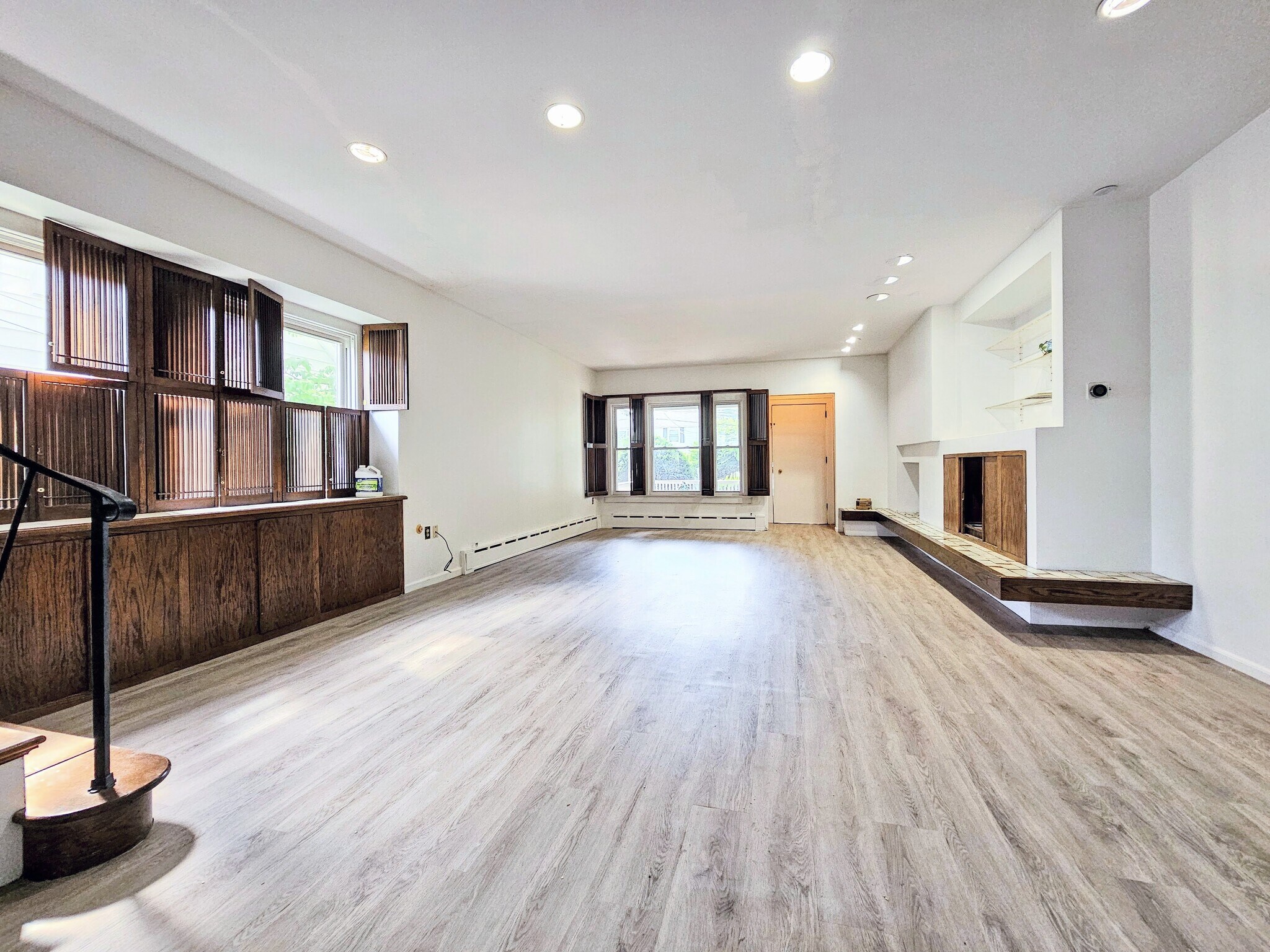 Building Photo - 571 Charles Ave