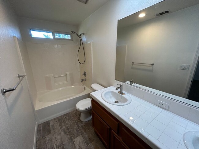 Building Photo - Large 5 Bedroom/2 Bathroom NW Bakersfield ...