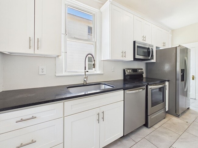 Building Photo - 203 W 33rd St