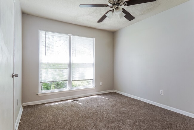 Building Photo - 1501 6th Pl NW