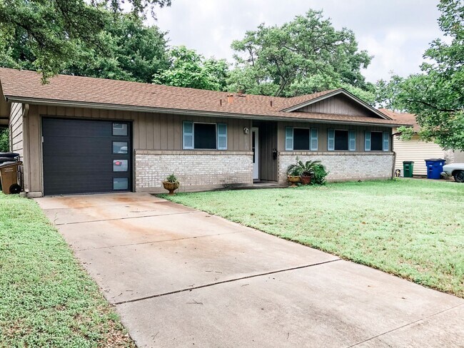 Building Photo - 3 BR / 1 BA House off Shoal Creek/Steck!