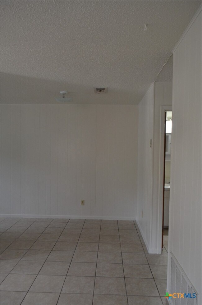 Building Photo - 303 E Avenue B