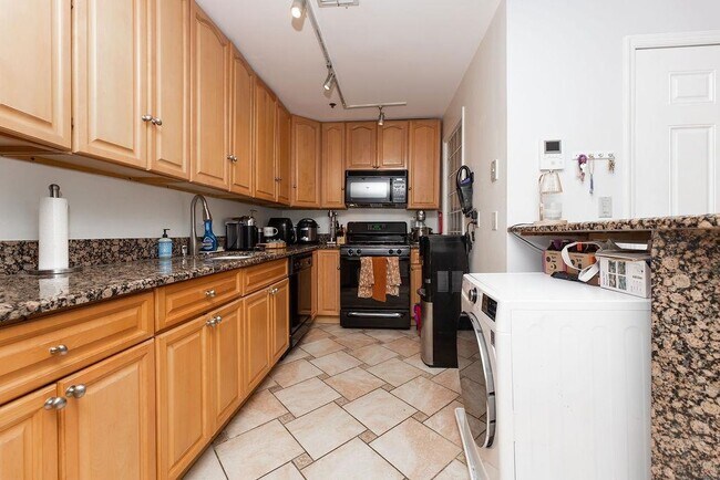 Building Photo - 354 3rd St