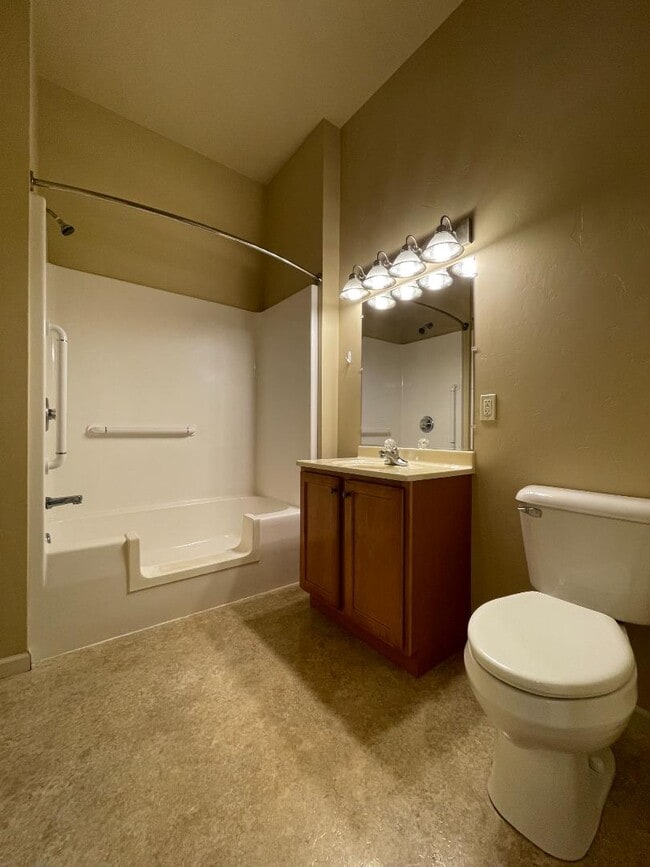 Building Photo - 323 W Main St