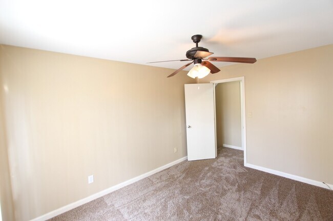 Building Photo - 3 Bedroom 2 Full Bath + Large Den - Pictur...