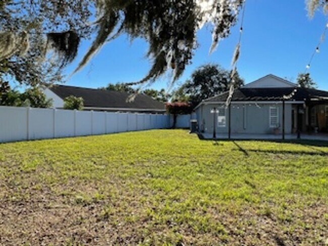 Building Photo - Carrollwood area , Andover Community , 3 Bedroom 2 Bath with beautiful Outdoor Living space. For ...