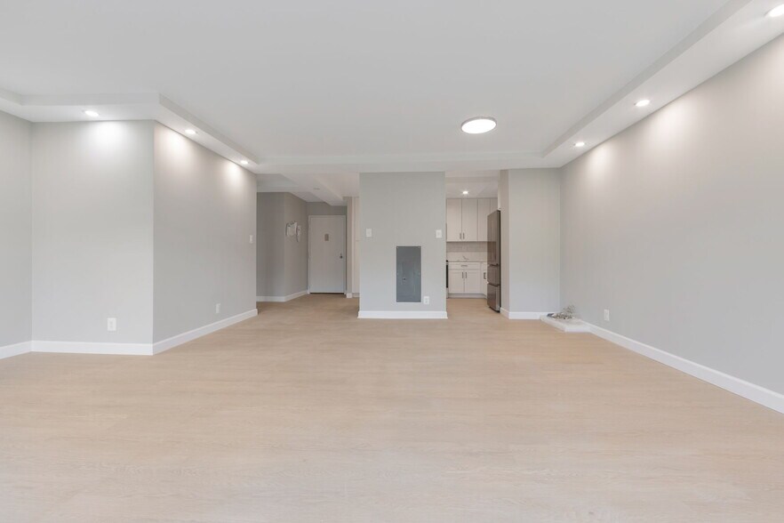 Building Photo - 205 Yoakum Pky