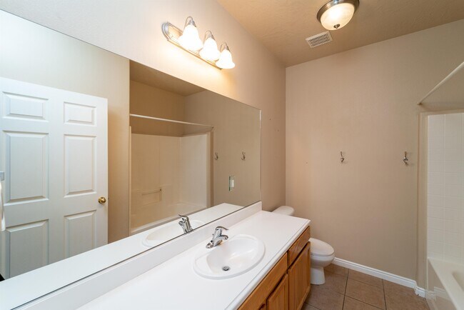 Building Photo - 184 S Valley View Dr