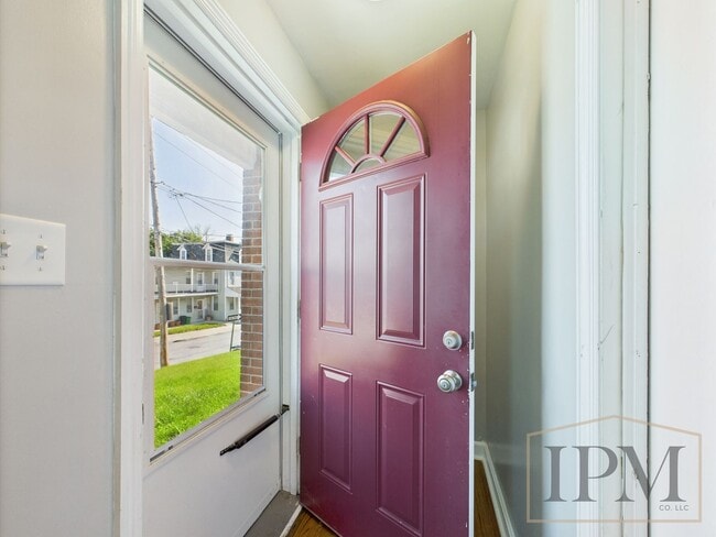 Building Photo - Available Now - 2 Bedroom located in Centr...